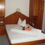 Отель Zum Lieben Augustin Am See 4*