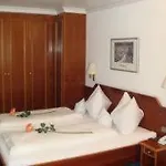 Отель Zum Lieben Augustin Am See